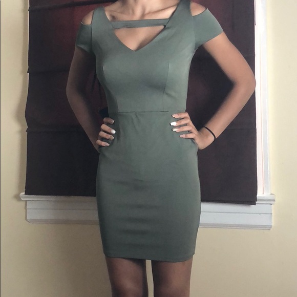 Bebe pointe cold shoulder dress with tags - Picture 1 of 3